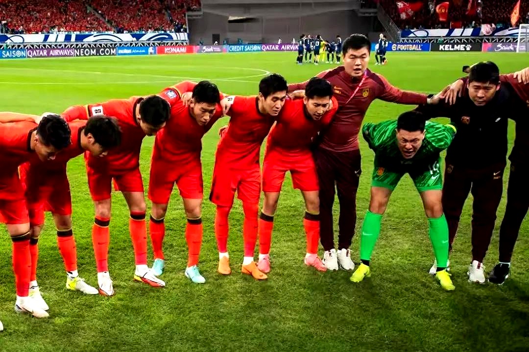 重要比赛中球队全员出动，士气高涨