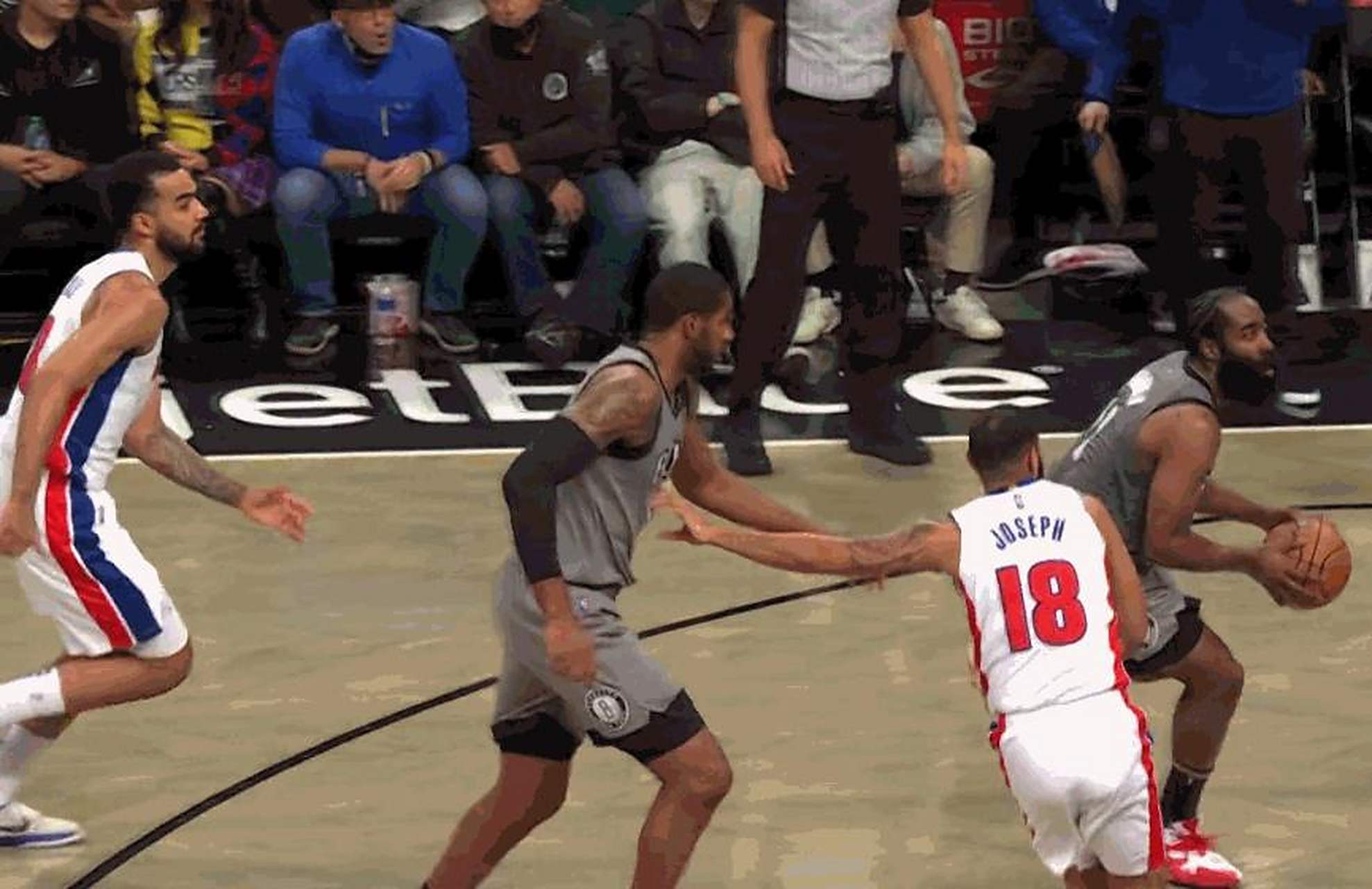 篮网擒下活塞,哈登贡献29分 篮网擒下活塞,哈登贡献29分