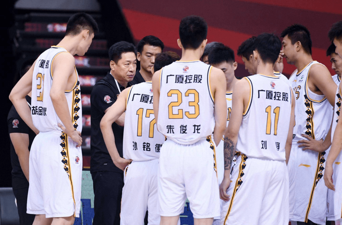 广州队鏖战鹈鹕,胡金秋点燃赛场 广州队鏖战鹈鹕,胡金秋点燃赛场