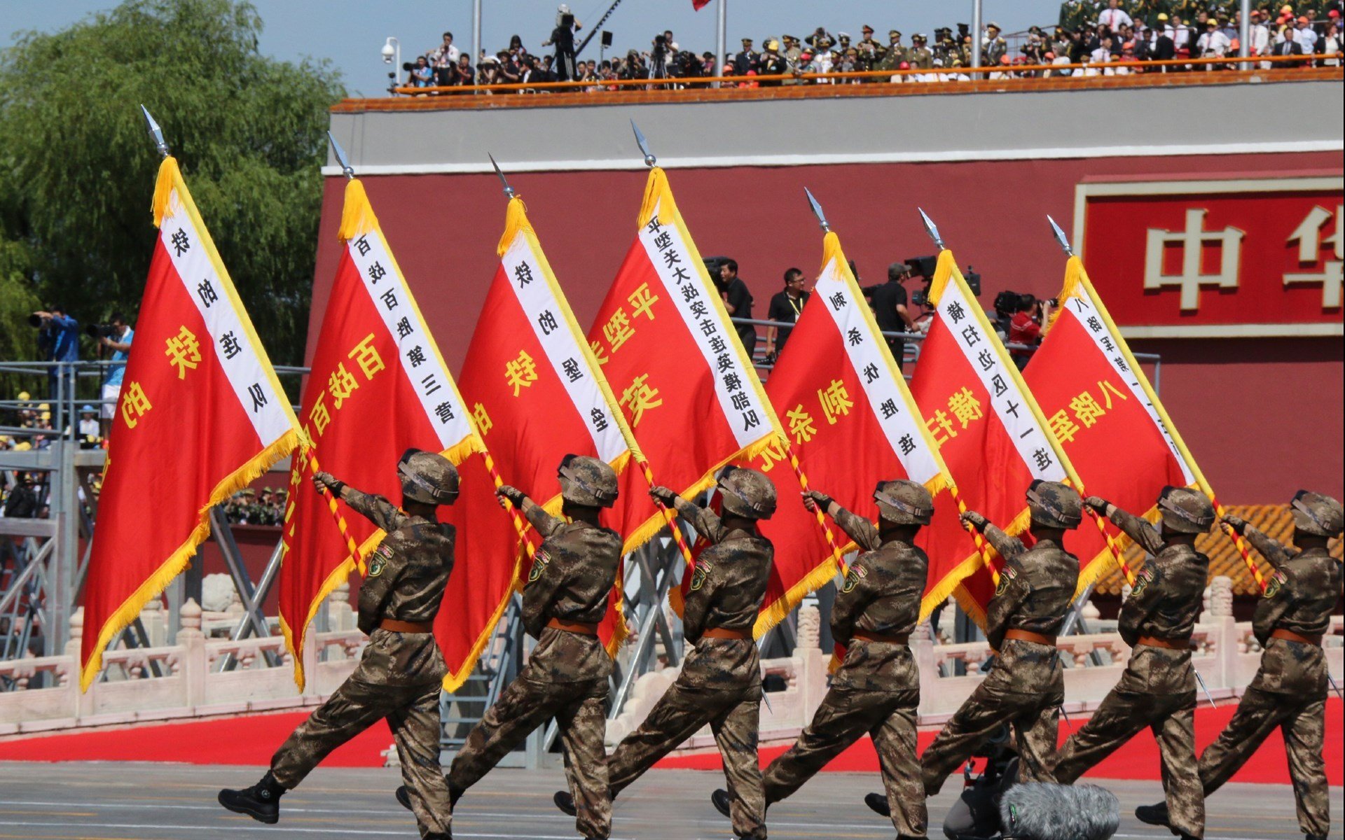 油门与篮筐，当维斯塔潘的引擎盖过詹姆斯的呼吸